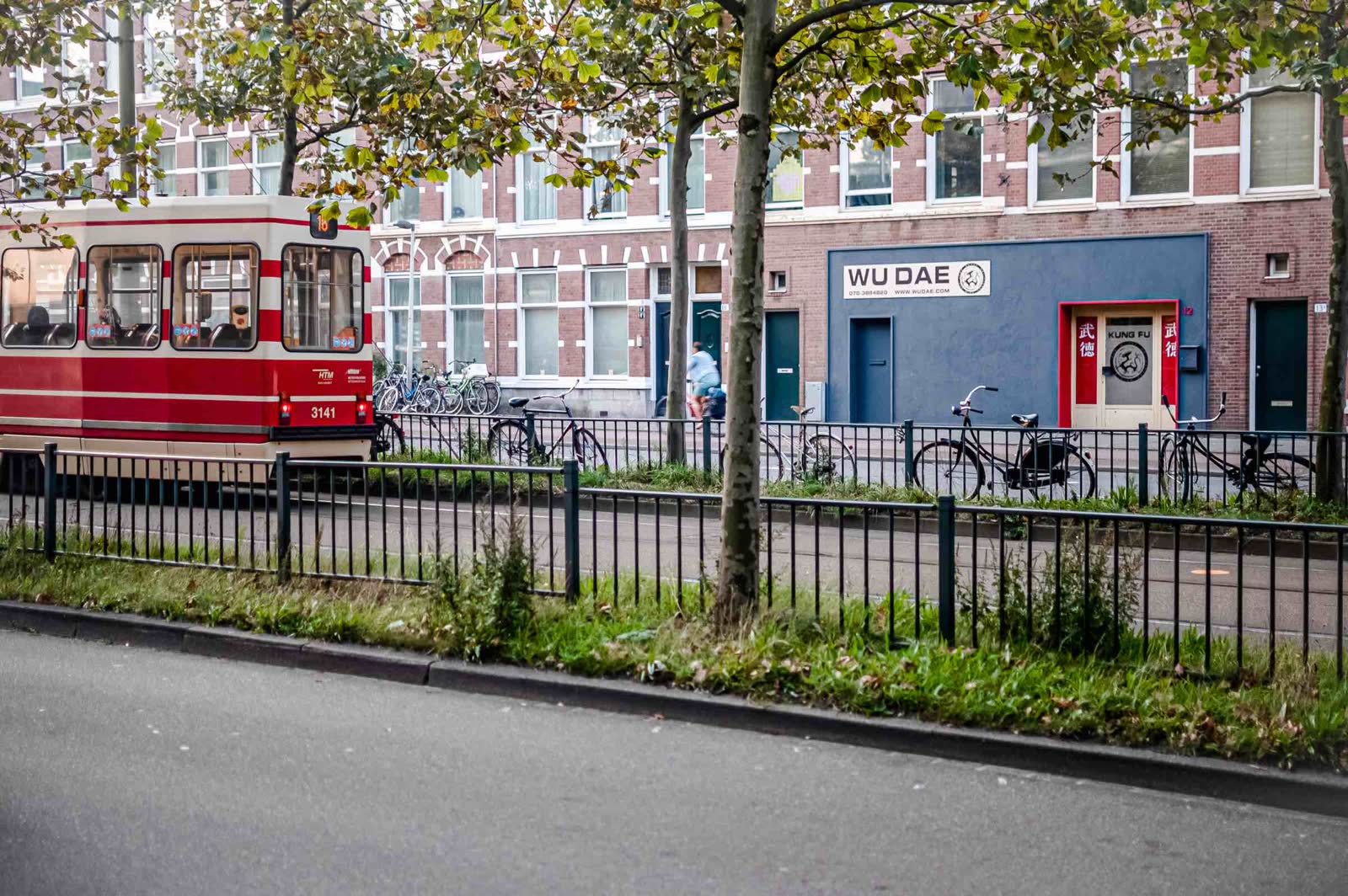De gevel van het oude postkantoor aan de Loosduinsekade, de school van WuDae